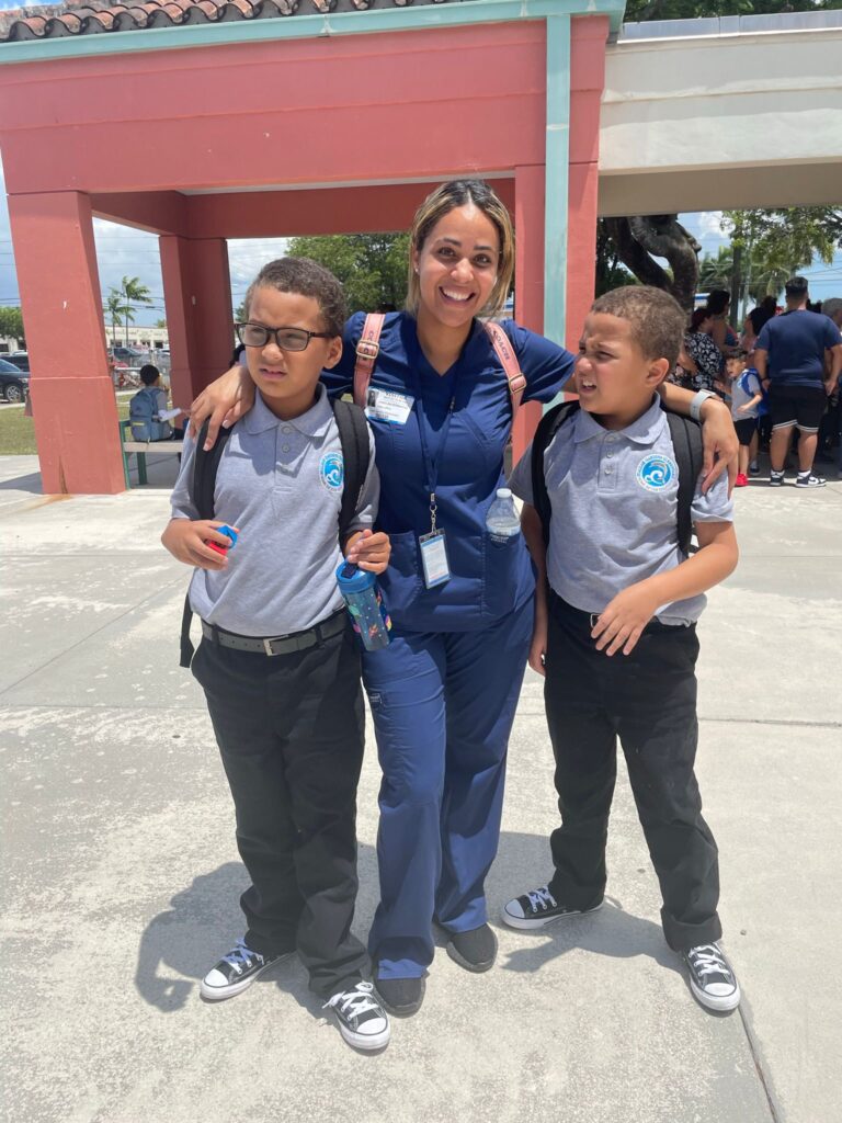 mama con sus niños de "special needs" celebrando sus logros y victorias gracias a los servicios de HHA de Little Angels